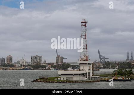Limon Bay, Colon, Panama - 24. Juli 2023: Panamakanal Port Captain Office mit hohem rot-weißem Antennenturm, am Ende des Piers als Erweiterung der Docks und Stockfoto