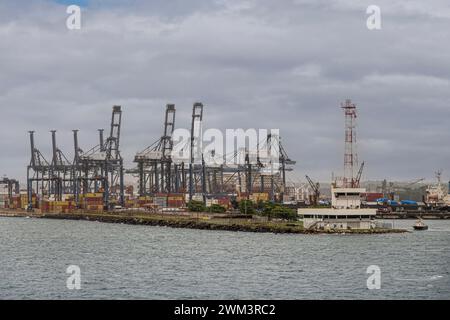 Limon Bay, Colon, Panama - 24. Juli 2023: Hauptquartier des Panama Canal Port mit hohem rot-weißem Antennenturm am Ende des Piers. Puerto de Cristobal (Fortsetzung Stockfoto