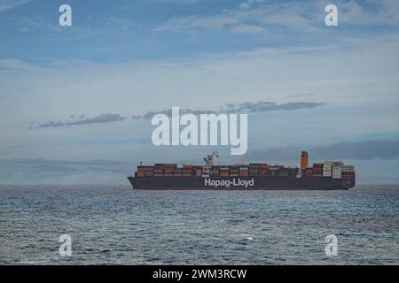 Limon Bay, Colon, Panama - 24. Juli 2023: Hapag-Lloyd Containerschiff vor dem Hafen unter blauer Wolkenlandschaft. Container fügen Farben hinzu Stockfoto