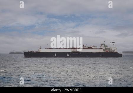 Limon Bay, Colon, Panama - 24. Juli 2023: Nahaufnahme des LNG-Tankers Flex Ranger vor dem Hafen unter grauer Wolkenlandschaft mit blauen Flecken Stockfoto