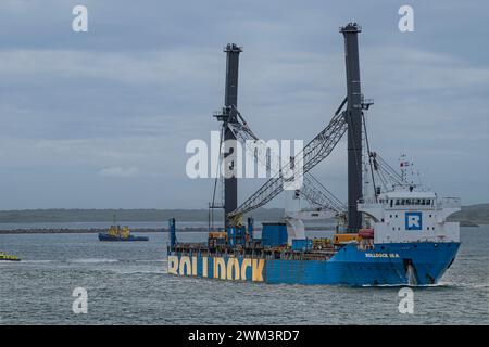 Limon Bay, Colon, Panama - 24. Juli 2023: Rolldock Sea, niederländischer Schwerlastträger vor dem Hafen unter hellblauem Himmel. Stockfoto