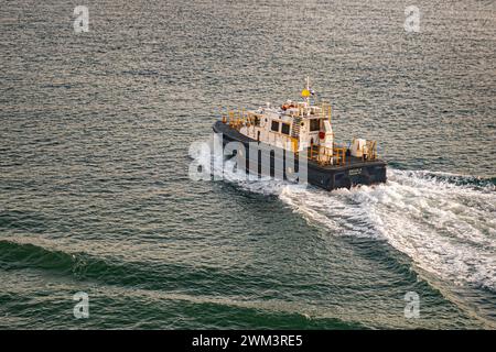 Panamakanal - 24. Juli 2023: Nahaufnahme des Anguila Panama-Piloten-Schiffes am Pazifik-Eingang, der eine heftige weiße Brandung auf grünlichem Wasser erzeugt Stockfoto