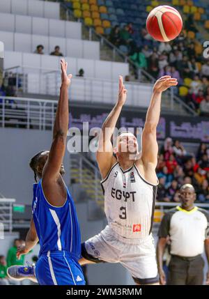 Kairo, Ägypten. Februar 2024. Yusuf Shehata (R) aus Ägypten tritt beim FIBA AfroBasket 2025 Qualifikationsspiel der Gruppe D zwischen Ägypten und der Zentralafrikanischen Republik am 23. Februar 2024 in Kairo an. Quelle: Ahmed Gomaa/Xinhua/Alamy Live News Stockfoto