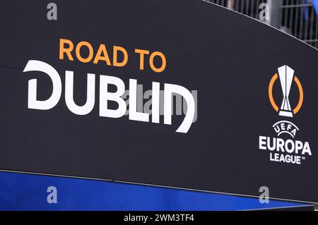 Hamburg, Deutschland - 15. Februar 2024: Dekoratives Brett mit UEFA Europa League Logo und Road to Dublin Inschrift auf dem Volksparkstadion in Hamburg während des UEFA Europa League Spiels Shakhtar gegen Marseille Stockfoto