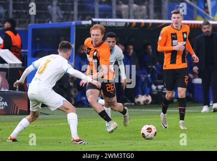 Hamburg – 15. Februar 2024: Yukhym Konoplya von Shakhtar Donetsk (#26) greift während des Spiels der UEFA Europa League gegen Marseille im Volksparkstadion in Hamburg an Stockfoto