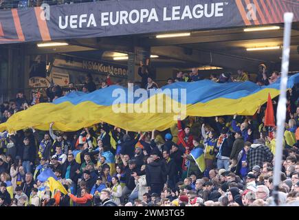 Hamburg – 15. Februar 2024: Ukrainische Fans zeigen ihre Unterstützung beim Spiel der UEFA Europa League Shakhtar Donetsk gegen Marseille im Volksparkstadion in Hamburg Stockfoto