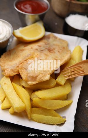 Leckerer Fisch und Chips auf dem Tisch, Nahaufnahme Stockfoto