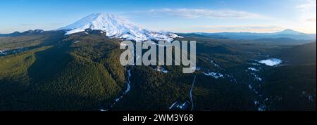 Dämmerung beleuchtet Mount St. Helens, ein landschaftlicher und aktiver Stratovulkan, der aus der üppigen, bewaldeten Landschaft in Washington entspringt. Stockfoto