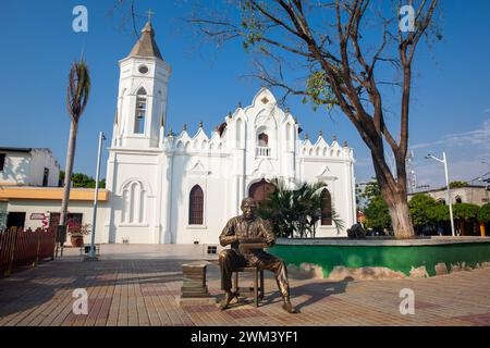 ARACATACA, KOLUMBIEN - 1. FEBRUAR 2024: Denkmal zu Ehren des kolumbianischen Literaturnobelpreises Gabriel Garcia Marquez auf dem zentralen Platz von h Stockfoto