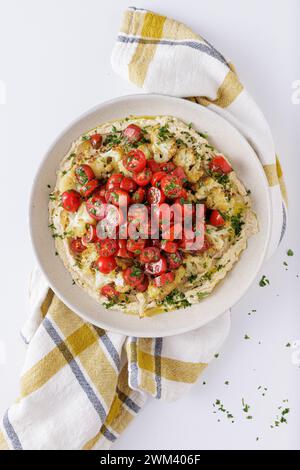 Gebratene Blumenkohltomaten und Hummus-Salat auf weißem Hintergrund topview Stockfoto