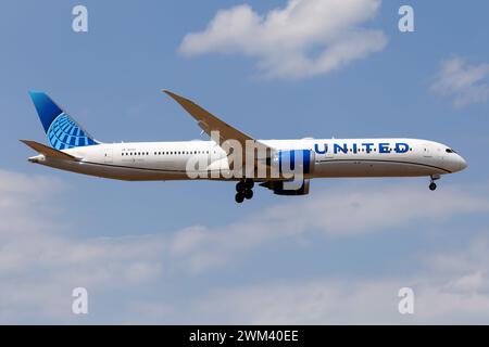 Ein United Airlines Boeing 787-10 Dreamliner landet am Flughafen Frankfurt Rhein-Main. Die United 787-10 hat 318 Sitze. Stockfoto