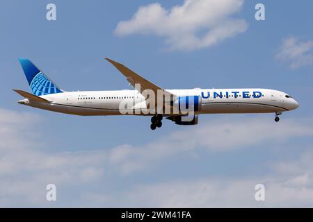 Frankfurt, Deutschland. Juni 2023. Ein United Airlines Boeing 787-10 Dreamliner landet am Flughafen Frankfurt Rhein-Main. Die United 787-10 hat 318 Sitze. (Foto: Fabrizio Gandolfo/SOPA Images/SIPA USA) Credit: SIPA USA/Alamy Live News Stockfoto