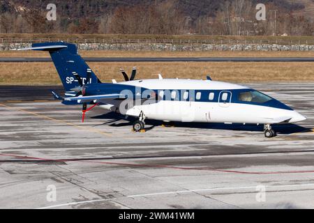 Trient, Italien. Februar 2024. Ein Piaggio P-180 Avanti II EVO parkt am Flughafen Trento Giovanni Caproni. Die Piaggio Aerospace Company hat ihren Hauptsitz in Albenga, Italien. Piaggio ist einer der ältesten Flugzeughersteller der Welt. (Foto: Fabrizio Gandolfo/SOPA Images/SIPA USA) Credit: SIPA USA/Alamy Live News Stockfoto