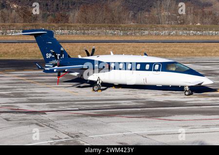 Trient, Italien. Februar 2024. Ein Piaggio P-180 Avanti II EVO parkt am Flughafen Trento Giovanni Caproni. Die Piaggio Aerospace Company hat ihren Hauptsitz in Albenga, Italien. Piaggio ist einer der ältesten Flugzeughersteller der Welt. (Credit Image: © Fabrizio Gandolfo/SOPA Images via ZUMA Press Wire) NUR REDAKTIONELLE VERWENDUNG! Nicht für kommerzielle ZWECKE! Stockfoto