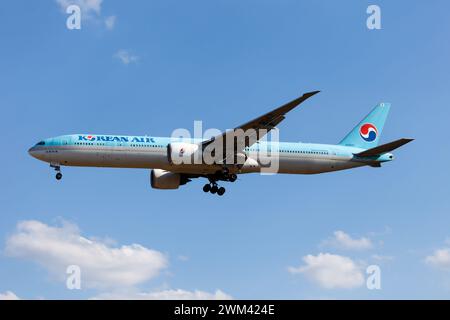 Frankfurt, Deutschland. Juni 2023. Eine Korean Air Boeing 777-300ER landet am Flughafen Frankfurt Rhein-Main. 13 europäische Städte, die 2023 direkt von Seoul aus mit Korean Air verbunden waren. (Credit Image: © Fabrizio Gandolfo/SOPA Images via ZUMA Press Wire) NUR REDAKTIONELLE VERWENDUNG! Nicht für kommerzielle ZWECKE! Stockfoto