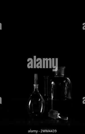 Einfache Laborfläschchen und Glaswaren in Schwarzweiß Stockfoto