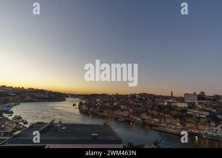 Blick von Vila Nova de Gaia Jardim do Morro über die Altstadt von Cais da Ribeira während der goldenen Stunde am Abend in Porto, Portugal Stockfoto