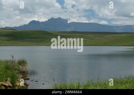 Giants Castle Mountain Silhouette, Drakensberg Berge, ikonisches Urlaubsziel, KwaZulu-Natal, Südafrika, wunderschöne Landschaft Stockfoto