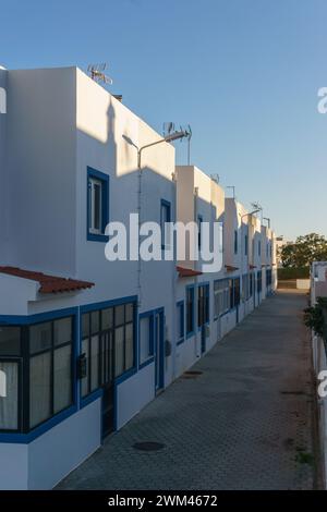 Blick auf die Ferienhäuser in der kleinen Fischerstadt Salema, Algarve, Portugal Stockfoto