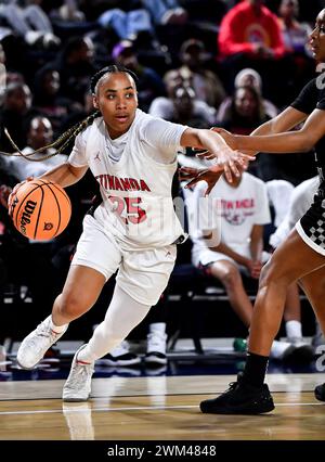 Riverside, CA. Februar 2024. Etiwanda Aliyahna Morris (25) in Aktion während des CIF-SS Open Division Mädchen High School Basketball-Meisterschaftsspiels zwischen Sierra Canyon und Etiwanda an der Cal Baptist University. Louis Lopez/Modern Exposure/Cal Sport Media/Alamy Live News Stockfoto