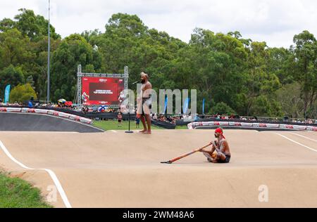 Brisbane, Australien. Februar 2024. Eine Aborigine-Performance eröffnet offiziell die UCI BMX Racing World Cup im Sleeman Sports Complex. Quelle: Matthew Starling / Alamy Live News Stockfoto