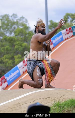 Brisbane, Australien. Februar 2024. Eine Aborigine-Performance eröffnet offiziell die UCI BMX Racing World Cup im Sleeman Sports Complex. Quelle: Matthew Starling / Alamy Live News Stockfoto