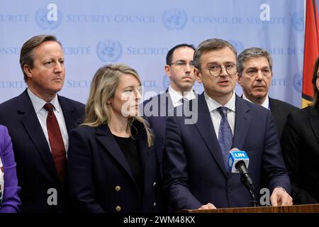 NY, USA. Februar 2024. Vereinte Nationen, New York, USA, 23. Februar 2024 - Dmytro Kuleba (am Mikrofon), Minister für auswärtige Angelegenheiten der Ukraine, Presser heute im Hauptquartier der Vereinten Nationen in New York City. Foto: Luiz Rampelotto/EuropaNewswire.nur zur redaktionellen Verwendung. Nicht für kommerzielle ZWECKE! (Kreditbild: © Luiz Rampelotto/ZUMA Press Wire) NUR REDAKTIONELLE VERWENDUNG! Nicht für kommerzielle ZWECKE! Stockfoto