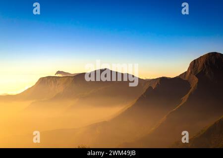 Wunderschöner Blick auf die Sonnendämmerung in Munnar Hill Station Aussichtspunkt Gegend Stockfoto