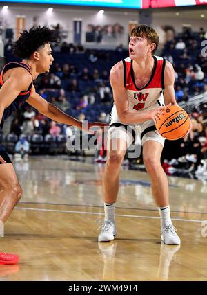 Riverside, CA. Februar 2024. Harvard-Westlake Nikolas Khamenia (4) in Aktion während des CIF-SS Open Division Boys High School Basketball-Meisterschaftsspiels zwischen Harvard-Westlake und Roosevelt an der Cal Baptist University .Louis Lopez/Modern Exposure/Cal Sport Media/Alamy Live News Stockfoto