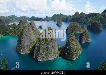 Blick von der Spitze der Wayag-Inseln. Blaue Lagune und Kalksteininseln in abgelegenen Archipeln. Raja Ampat, West Papua, Indonesien. Stockfoto
