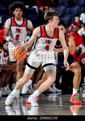 Riverside, CA. Februar 2024. Harvard-Westlake Nikolas Khamenia (4) in Aktion während des CIF-SS Open Division Boys High School Basketball-Meisterschaftsspiels zwischen Harvard-Westlake und Roosevelt an der Cal Baptist University .Louis Lopez/Modern Exposure/Cal Sport Media/Alamy Live News Stockfoto