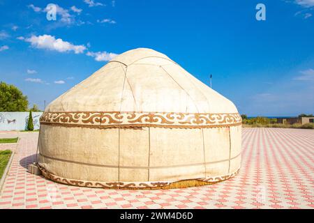 Traditionelle Jurte. Nationales nomadisches altes Haus Zentralasiens mit blauem Himmel mit Wolken auf Hintergrund. Issyk Kul hochalpiner See im Tian Shan Moun Stockfoto