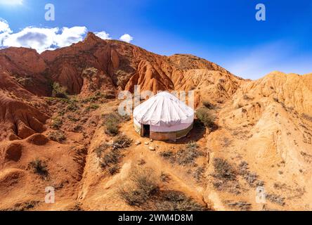 Traditionelle Jurte. Nationales nomadisches altes Haus Zentralasiens im Märchen-Canyon auch Skazka. Rote Felsformationen aus Sandstein in der Nähe des Issyk-Kul Stockfoto