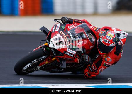 Phillip Island Grand Prix Circuit, 24. Februar 2024: Nicolo Bulega (ITA) fährt Ducati Panigale V4R von Aruba. IT Racing Ducati in Rennen 1 während der Superbike-Weltmeisterschaft 2024. Corleve/Alamy Live News Stockfoto