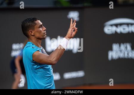 Rio De Janeiro, Brasilien. Februar 2024. Thiago Monteiro aus Brasilien reagiert im Viertelfinale gegen Sebastian Baez aus Argentinien bei den ATP500 Rio Open 2024 im Jockey Club Brasileiro in Rio de Janeiro, Brasilien, 23. Februar 2024. Quelle: Wang Tiancong/Xinhua/Alamy Live News Stockfoto