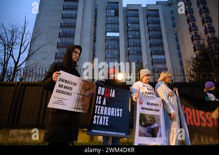 Ukrainer Protestieren Zum Zweiten Jahrestag Der Russischen Invasion. Die Demonstranten halten ein Banner, das besagt, dass Russland ein Terrorstaat ist, während sie sich am zweiten Jahrestag der umfassenden russischen Invasion der Ukraine in Warschau, Polen, am 24. Februar 2024 versammeln. Ein Dutzend Demonstranten, vor allem ukrainische Bürger, die in Polen leben, veranstalteten früh am Morgen einen Protest, indem sie vor einem Wohngebäude, in dem russische Diplomaten leben, Geräusche von Luftangriffsirenen und Explosionen spielten. Warschau Polen Copyright: XAleksanderxKalkax Stockfoto