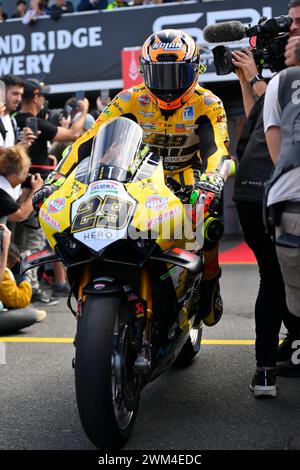 MELBOURNE, AUSTRALIEN. 24. Februar 2024. Andrea Iannone (29) aus Italien, der mit dem Ducati Panigale V4R für TEAM GO ELEVEN auf dem Parc Ferme fährt, nachdem er im ersten Rennen der Superbike-Weltmeisterschaft 2024 auf dem Phillip Island Circuit den dritten Platz belegt hat. Karl Phillipson/Alamy Live News Stockfoto