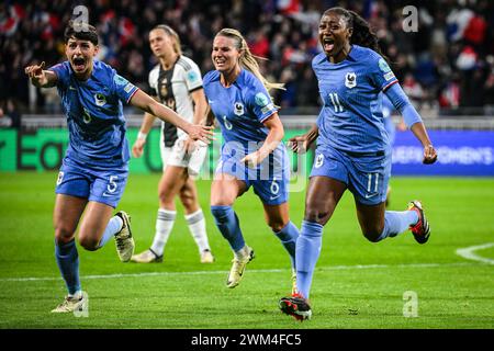 Decines-Charpieu, Frankreich. Februar 2024. KADIDIATOU DIANI aus Frankreich feiert ein Tor mit AMANDINE HENRY aus Frankreich und ELISA DE ALMEIDA aus Frankreich während der UEFA Women's Nations League, einem Halbfinalspiel zwischen Frankreich und Deutschland im Groupama-Stadion in Decines-Charpieu bei Lyon. (Kreditbild: © Matthieu Mirville/ZUMA Press Wire) NUR REDAKTIONELLE VERWENDUNG! Nicht für kommerzielle ZWECKE! Stockfoto