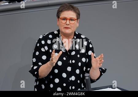 Leni Breymaier, SPD, Deutschland, Berlin, Reichstag, 23. Februar 2024 155. Sitzung, Menschenunwürdige Zustände in der Prostitution *** Leni Breymaier, SPD, Deutschland, Berlin, Reichstag, 23. Februar 2024 155 Sitzung , unmenschliche Bedingungen in der Prostitution Stockfoto