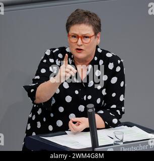 Leni Breymaier, SPD, Deutschland, Berlin, Reichstag, 23. Februar 2024 155. Sitzung, Menschenunwürdige Zustände in der Prostitution *** Leni Breymaier, SPD, Deutschland, Berlin, Reichstag, 23. Februar 2024 155 Sitzung , unmenschliche Bedingungen in der Prostitution Stockfoto