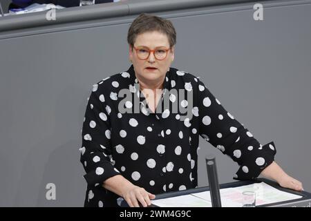 Leni Breymaier, SPD, Deutschland, Berlin, Reichstag, 23. Februar 2024 155. Sitzung, Menschenunwürdige Zustände in der Prostitution *** Leni Breymaier, SPD, Deutschland, Berlin, Reichstag, 23. Februar 2024 155 Sitzung , unmenschliche Bedingungen in der Prostitution Stockfoto