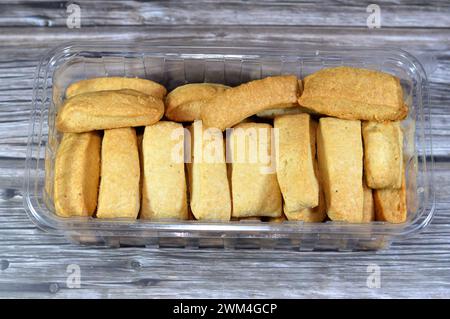 Einfache Menen-Bäckerei, orientalische Cracker und Kekse, normalerweise gebacken oder gefüllt mit Tamr, Ajwa oder Datteln, arabisch ägyptische orientalische Küche mit Keksen Stockfoto