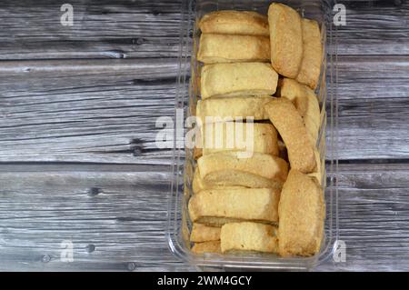 Einfache Menen-Bäckerei, orientalische Cracker und Kekse, normalerweise gebacken oder gefüllt mit Tamr, Ajwa oder Datteln, arabisch ägyptische orientalische Küche mit Keksen Stockfoto