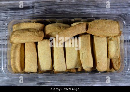 Einfache Menen-Bäckerei, orientalische Cracker und Kekse, normalerweise gebacken oder gefüllt mit Tamr, Ajwa oder Datteln, arabisch ägyptische orientalische Küche mit Keksen Stockfoto