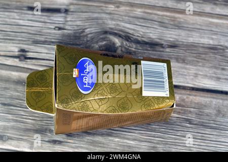 Kairo, Ägypten, 16. Februar 2024: Galaxy Juwels mit verschiedenen Milchschokoladen und dunklen Pralinen verpackt in einem Karton fanous Ramadan Laterne Lampe, als Celebrat Stockfoto