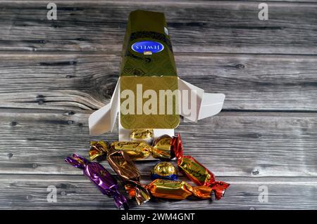 Kairo, Ägypten, 16. Februar 2024: Galaxy Juwels mit verschiedenen Milchschokoladen und dunklen Pralinen verpackt in einem Karton fanous Ramadan Laterne Lampe, als Celebrat Stockfoto