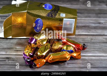 Kairo, Ägypten, 16. Februar 2024: Galaxy Juwels mit verschiedenen Milchschokoladen und dunklen Pralinen verpackt in einem Karton fanous Ramadan Laterne Lampe, als Celebrat Stockfoto