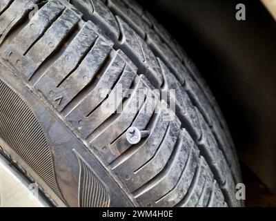 Alte rostige Schraube oder Nagel in einem Autoreifen, die einen Schaden verursacht hat, und der Reifen muss repariert oder ersetzt werden, Servicekonzept für Automechaniker, Reifenspitze mit Stockfoto