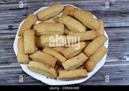 Einfache Menen-Bäckerei, orientalische Cracker und Kekse, normalerweise gebacken oder gefüllt mit Tamr, Ajwa oder Datteln, arabisch ägyptische orientalische Küche mit Keksen Stockfoto