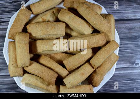 Einfache Menen-Bäckerei, orientalische Cracker und Kekse, normalerweise gebacken oder gefüllt mit Tamr, Ajwa oder Datteln, arabisch ägyptische orientalische Küche mit Keksen Stockfoto